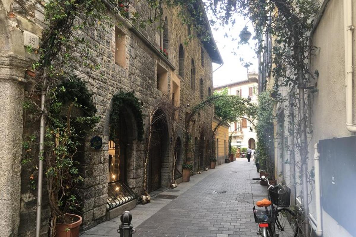 un vicolo di pietra con una bicicletta parcheggiata accanto a un edificio
