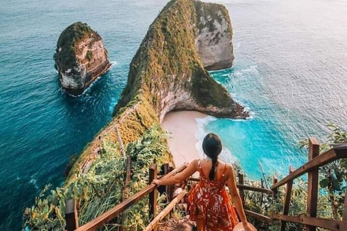 žena v šatech s výhledem na oceán