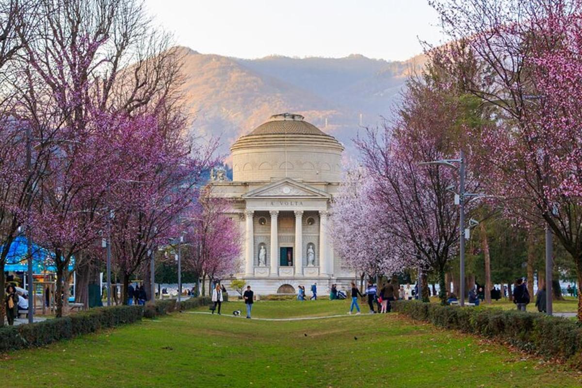 un edificio con una cupola in un parco con alberi