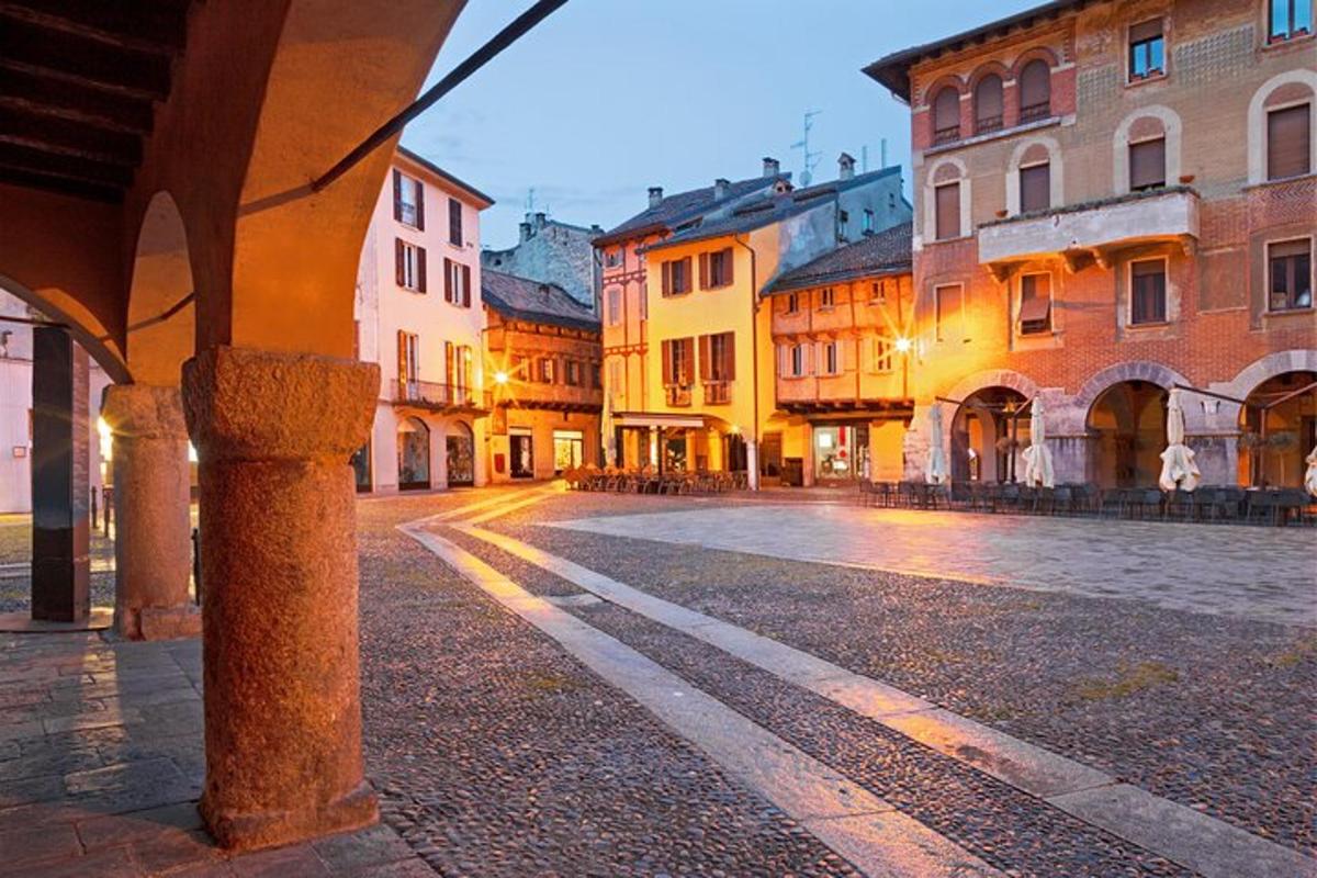 una strada vuota in una città con edifici