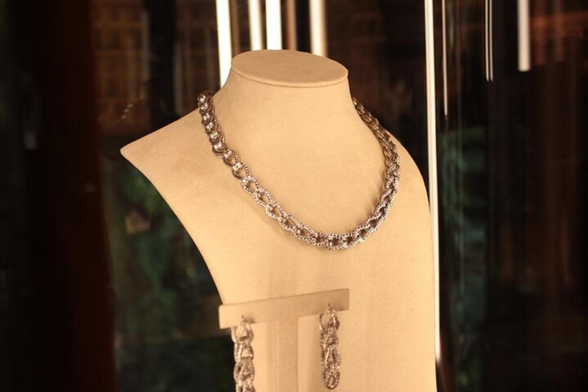 una collana su un manichino in una vetrina