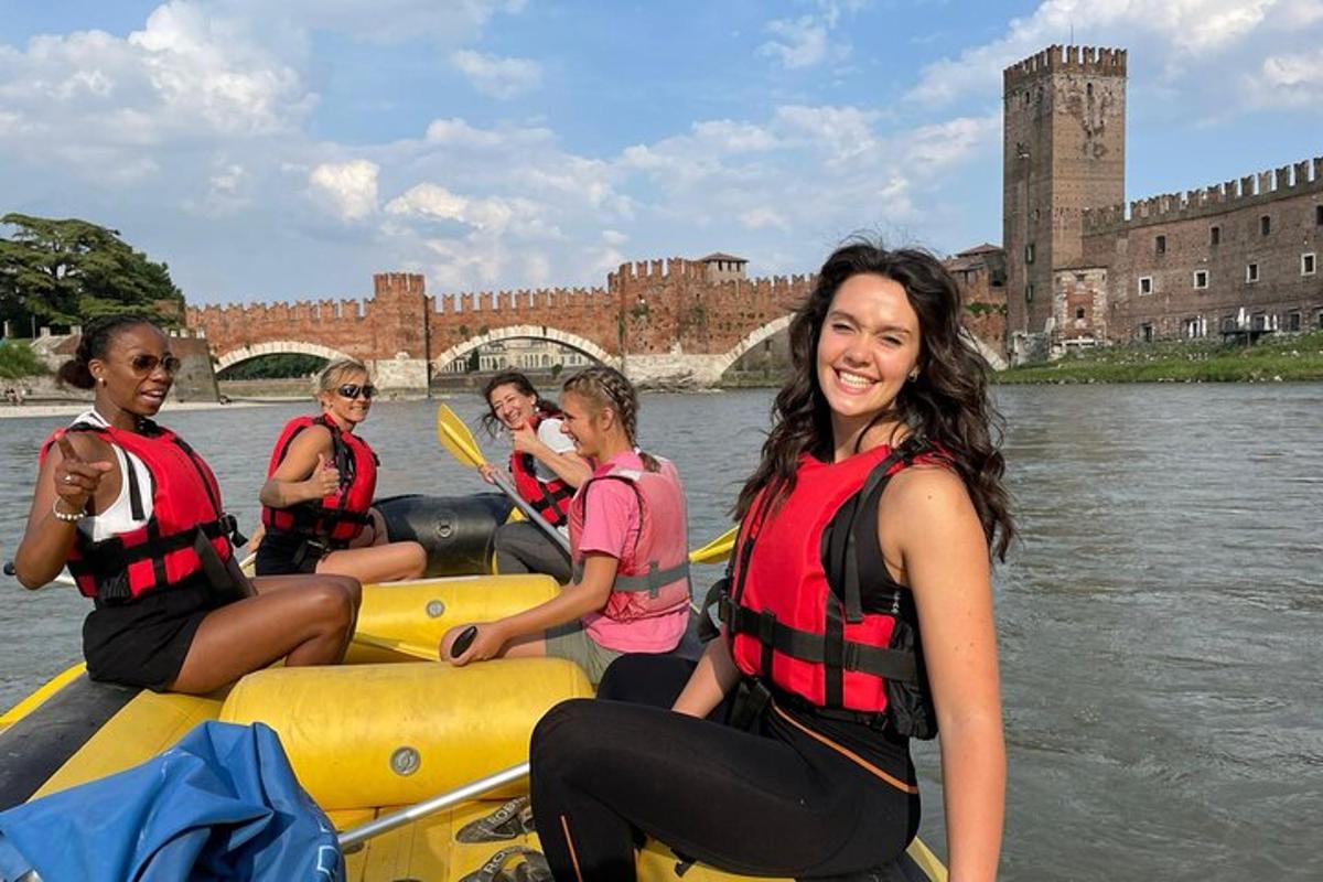 un gruppo di persone che navigano in kayak sul fiume