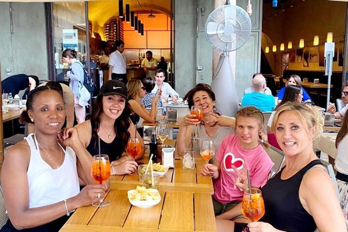 Un grupo de mujeres sentadas en una mesa en un restaurante.