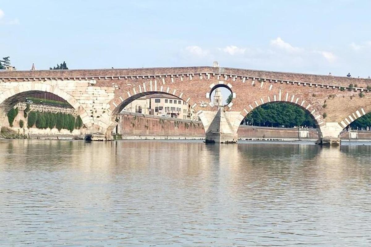 un ponte a due arcate sopra uno specchio d'acqua
