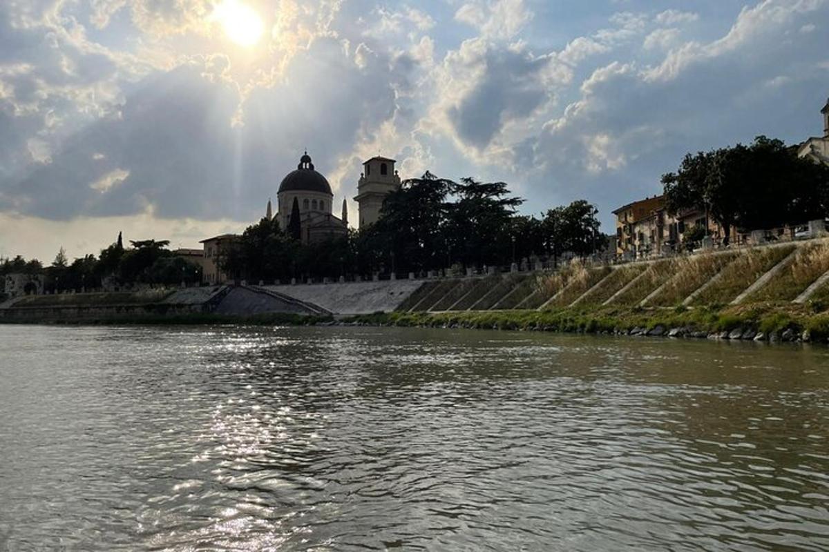 una vista di un fiume con un edificio sullo sfondo