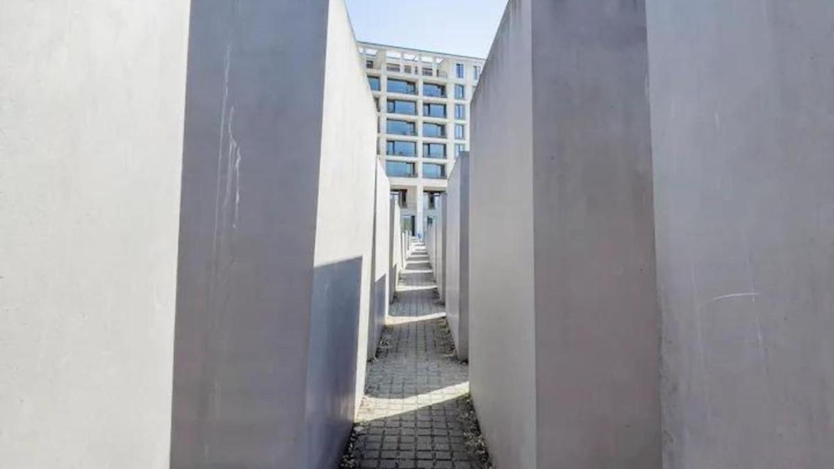 ένας διάδρομος ενός κτιρίου με ένα κτίριο στο φόντο