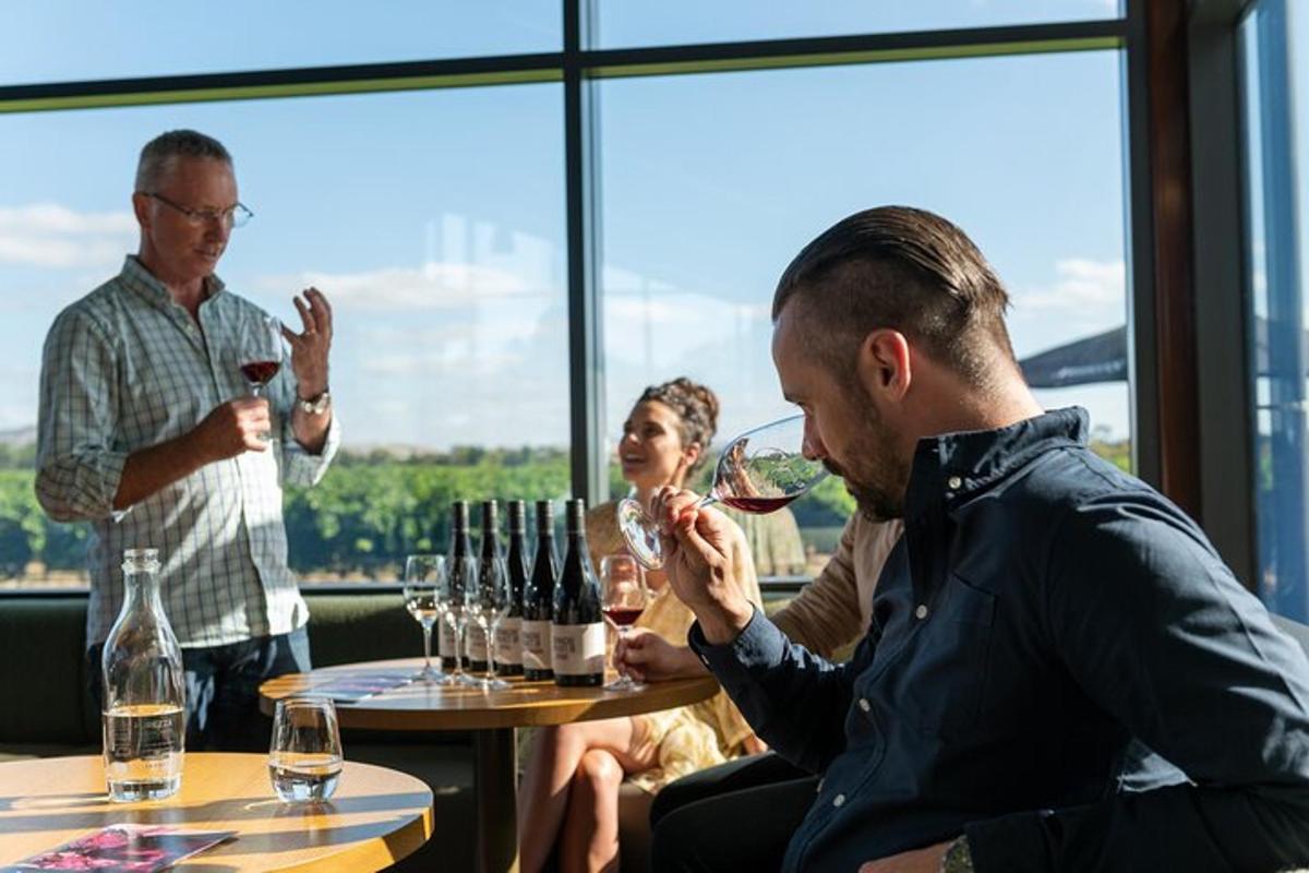 um grupo de pessoas sentadas à mesa com taças de vinho