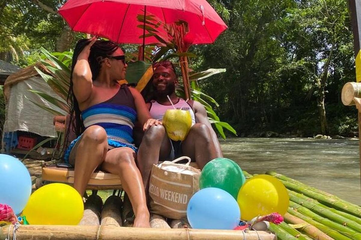 dva človeka sedita na splavu z dežnikom
