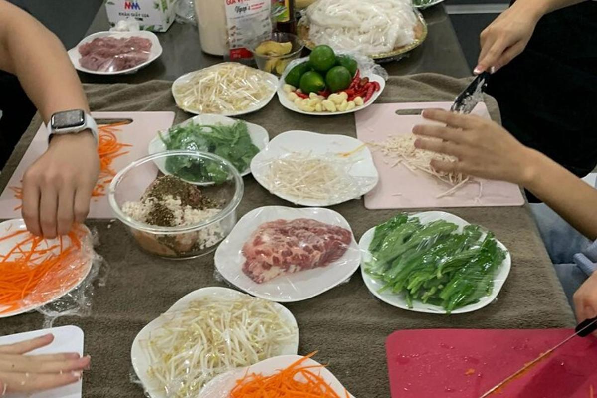 eine Gruppe von Menschen bereitet Essen auf einem Tisch zu