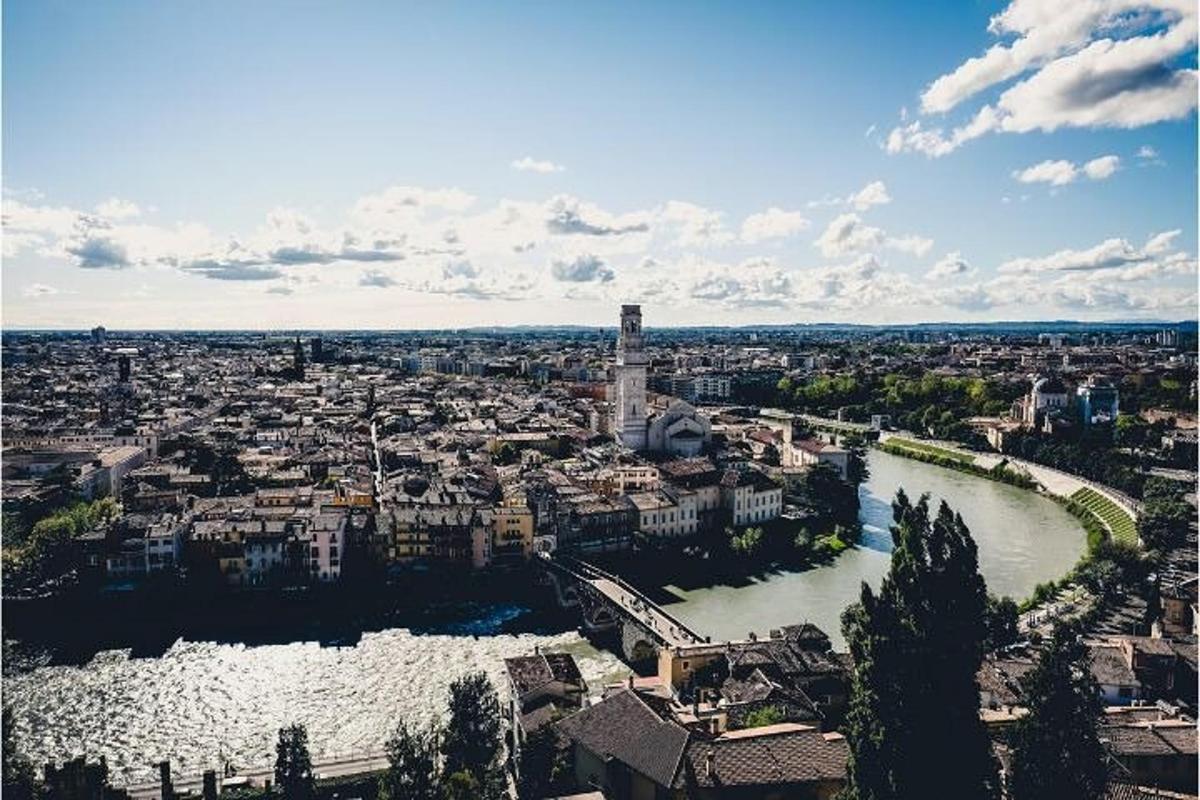 μια εναέρια άποψη μιας πόλης με ένα ποτάμι