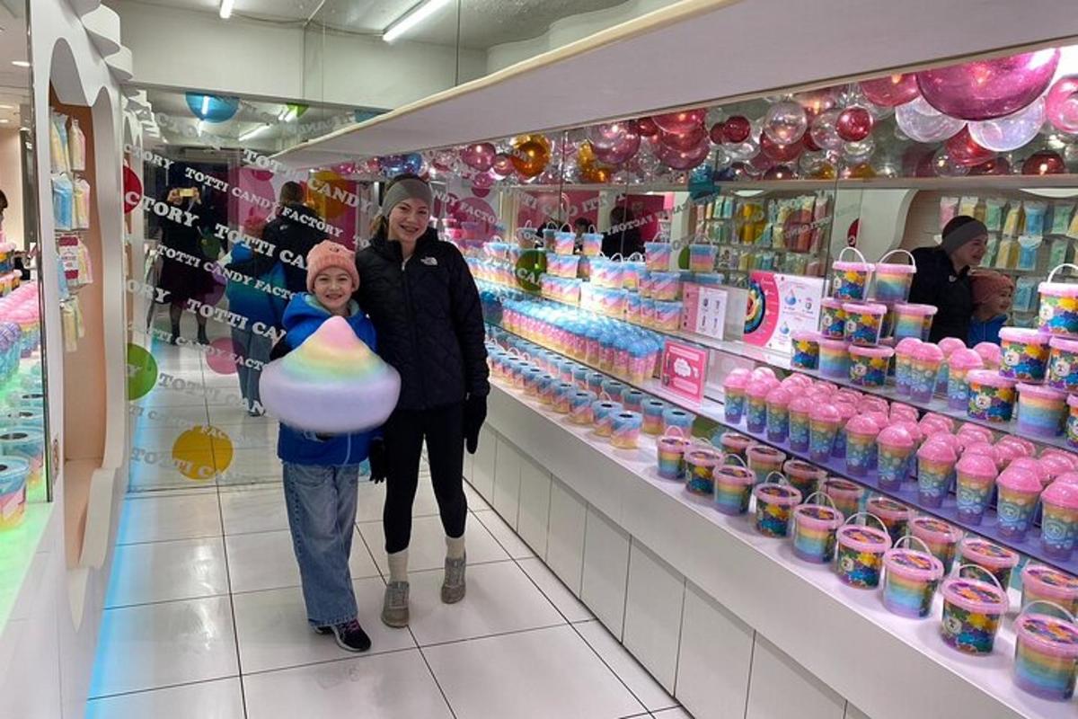 zwei Frauen stehen mit einem Ballon in einem Ladengang