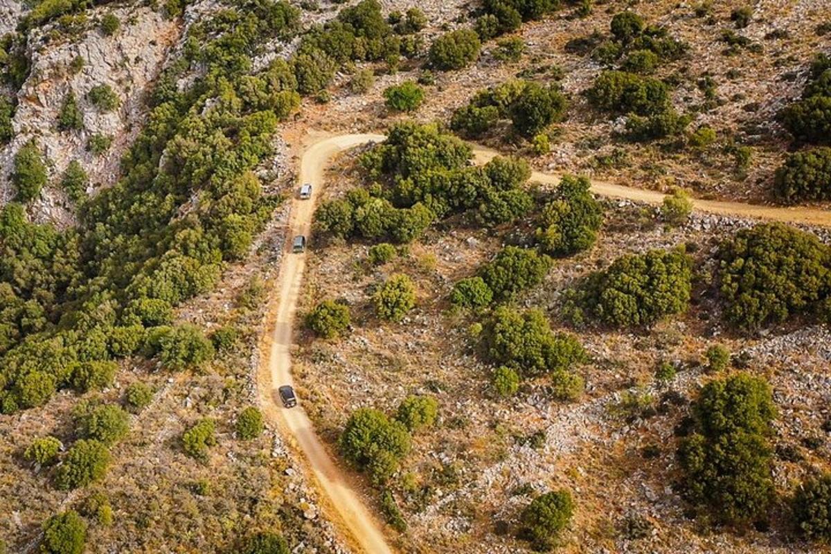 uma vista aérea de uma estrada de terra com carros