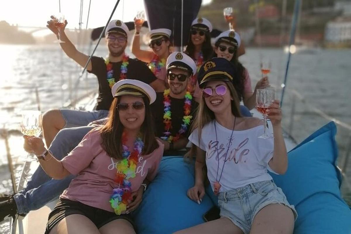 egy csoport ember pózol egy képhez egy hajón