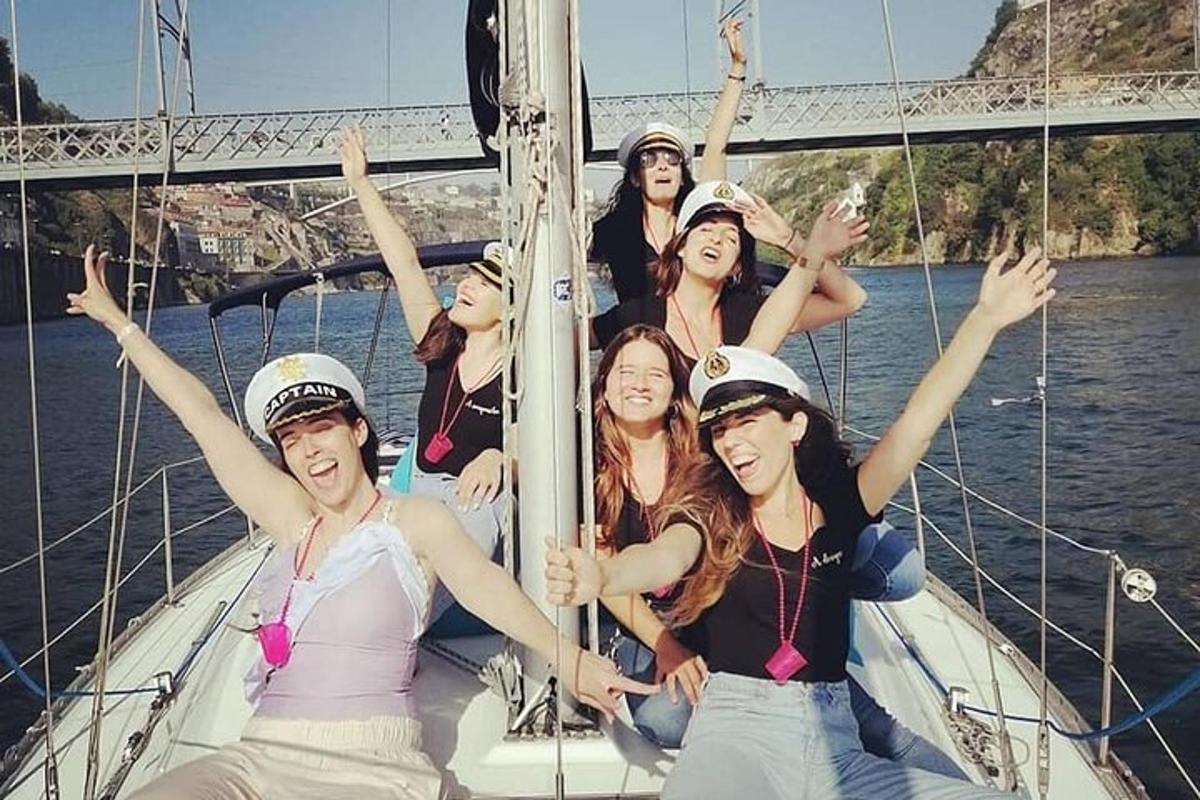 um grupo de pessoas em um barco na água