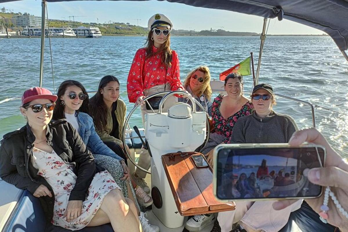 sekelompok wanita di atas perahu di air