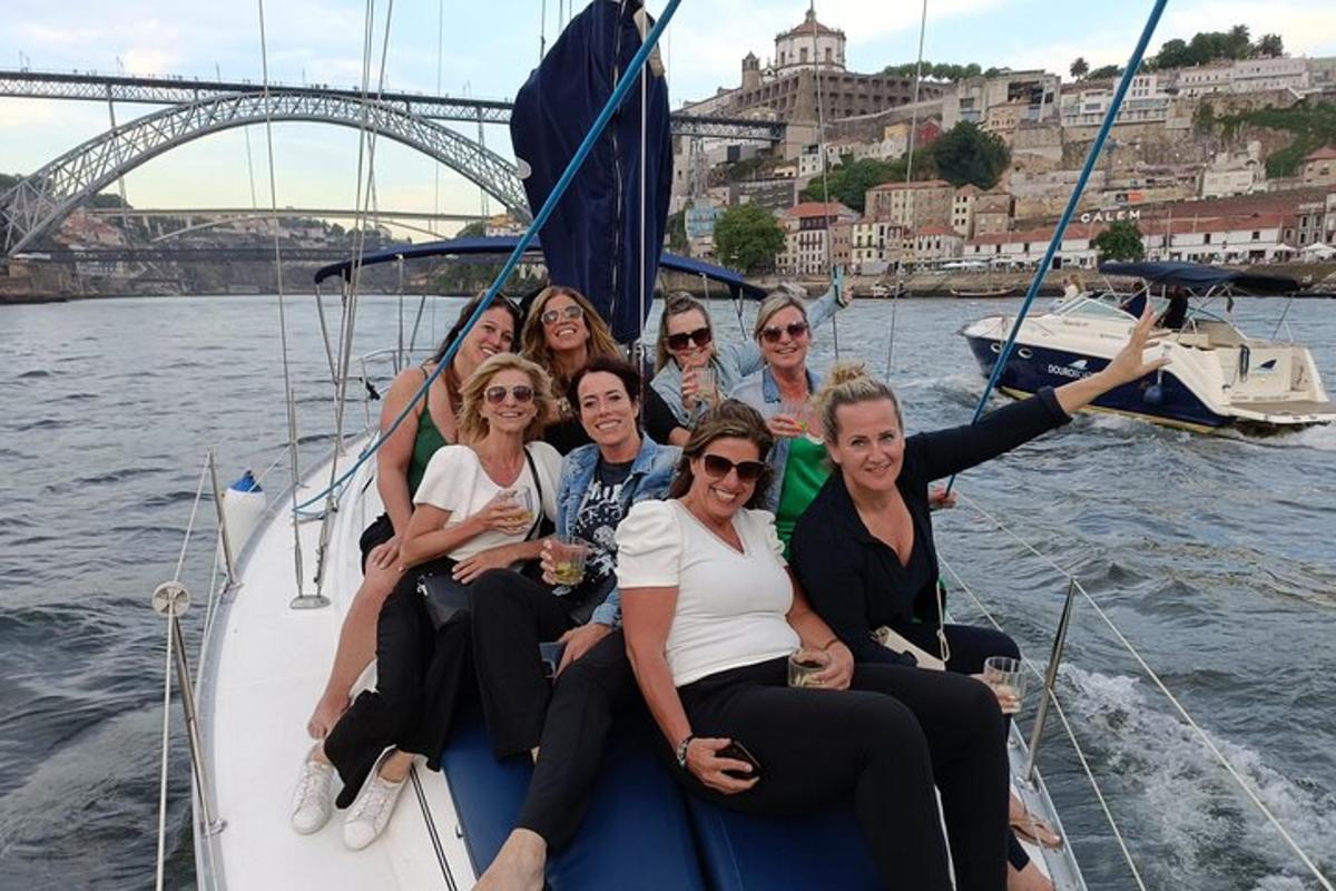 um grupo de pessoas sentadas em um barco na água