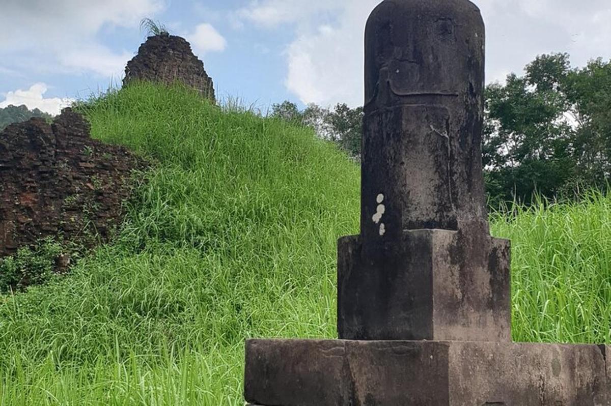 un monument negre davant d'un turó herbós