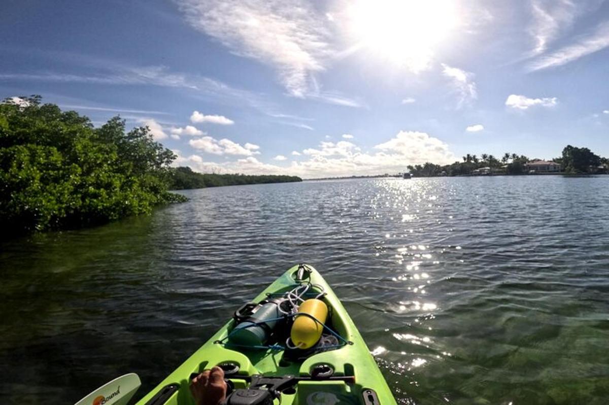 una persona in kayak su uno specchio d'acqua