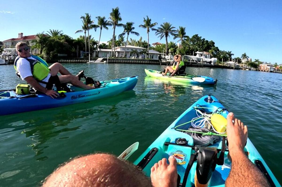 un gruppo di persone sui kayak in acqua