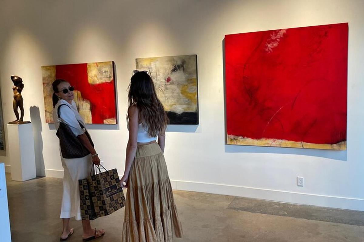 due donne in piedi in un museo che guardano le opere d'arte