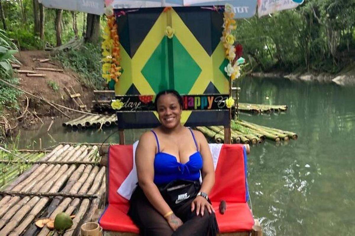 una donna seduta su una sedia accanto a un fiume