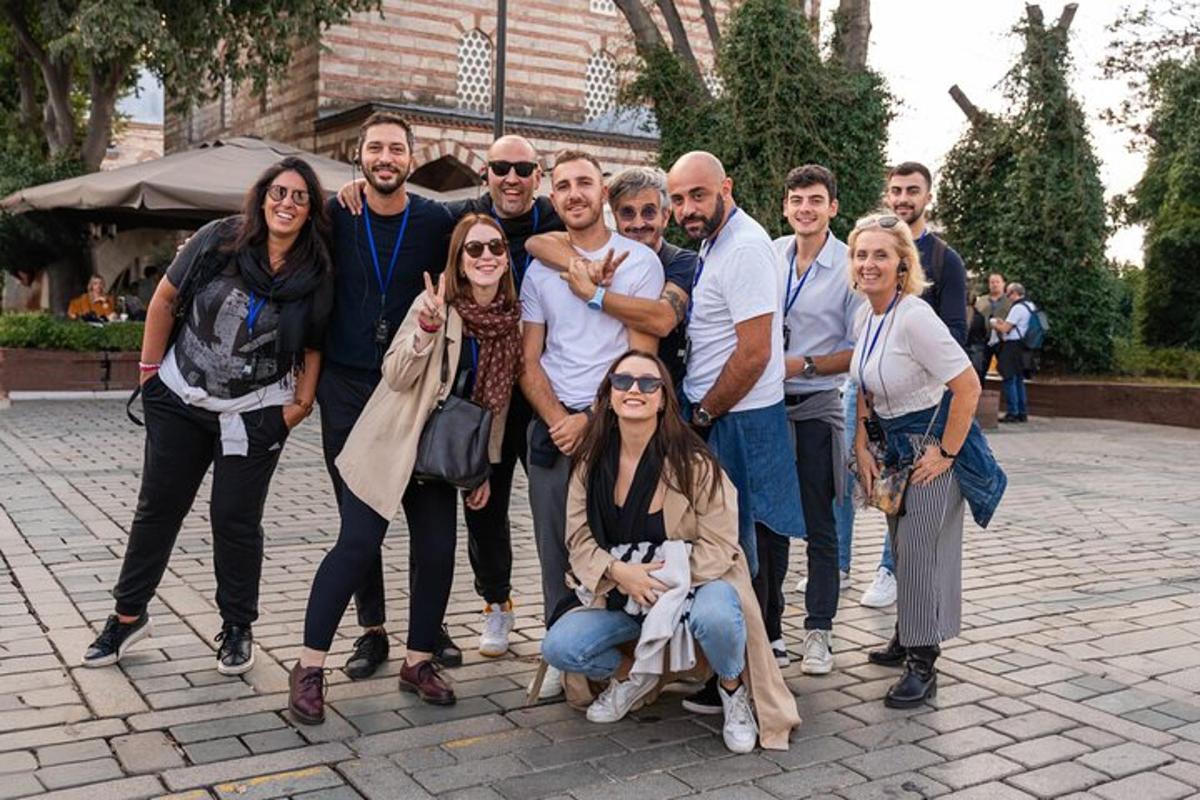 egy csoport ember pózol egy képhez