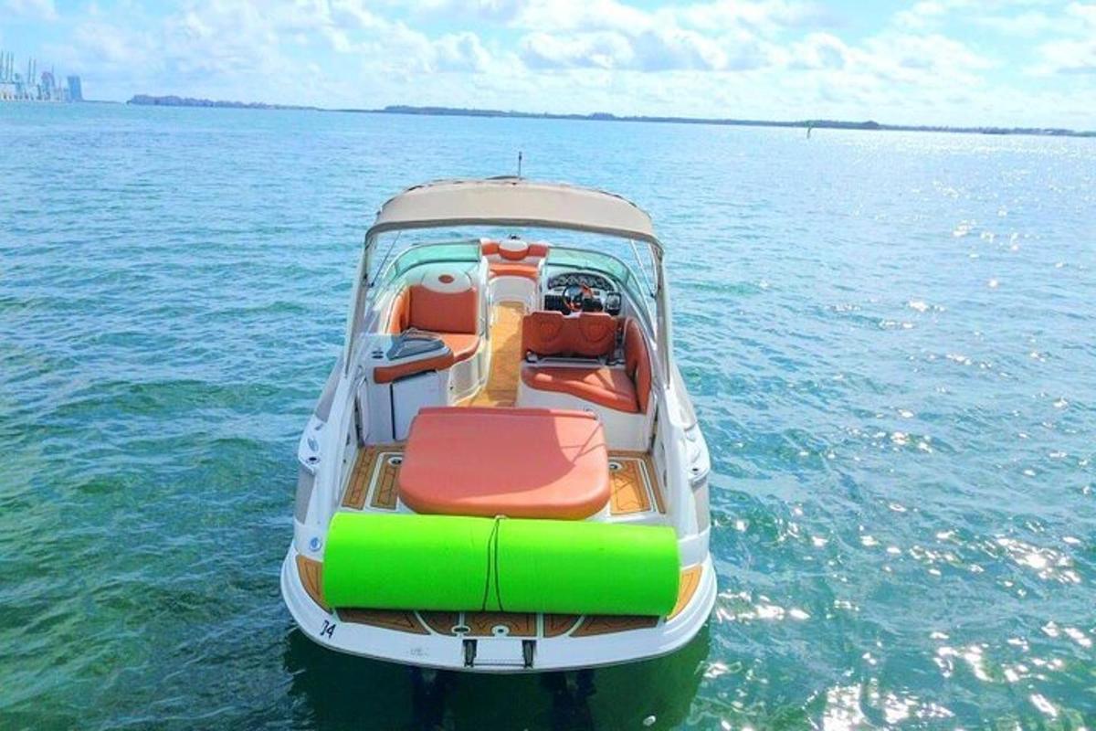 мали чамац усред воде