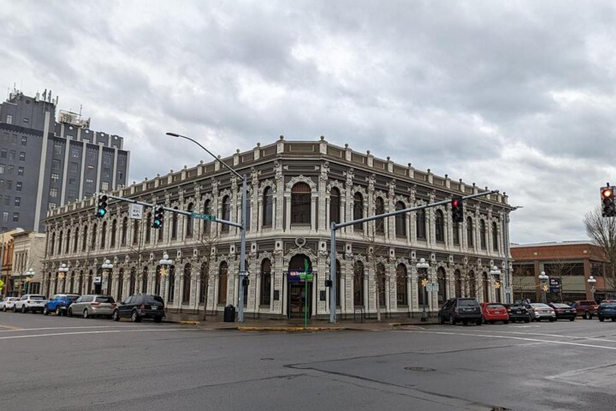 an old building on a city street with a traffic light