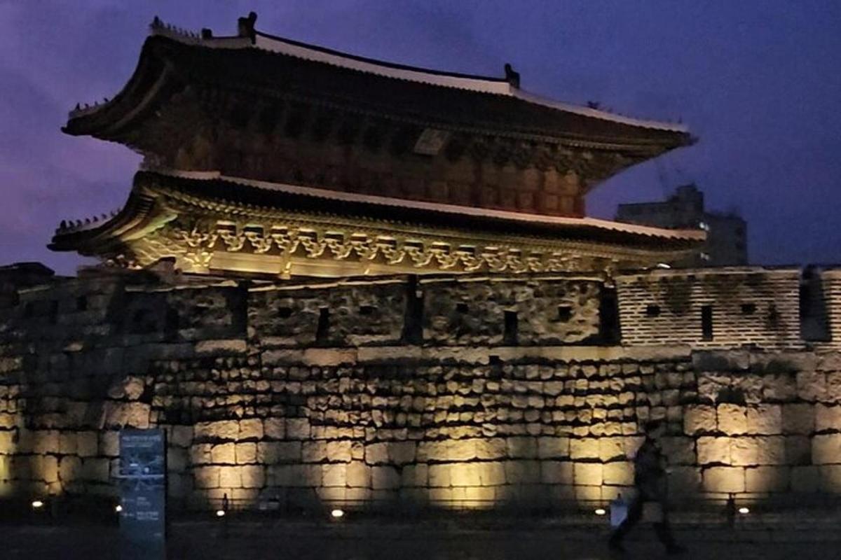Un gran edificio con techo chino por la noche.