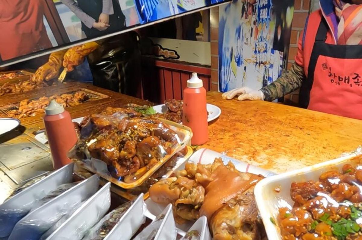 Una mesa con muchos tipos diferentes de comida sobre ella.