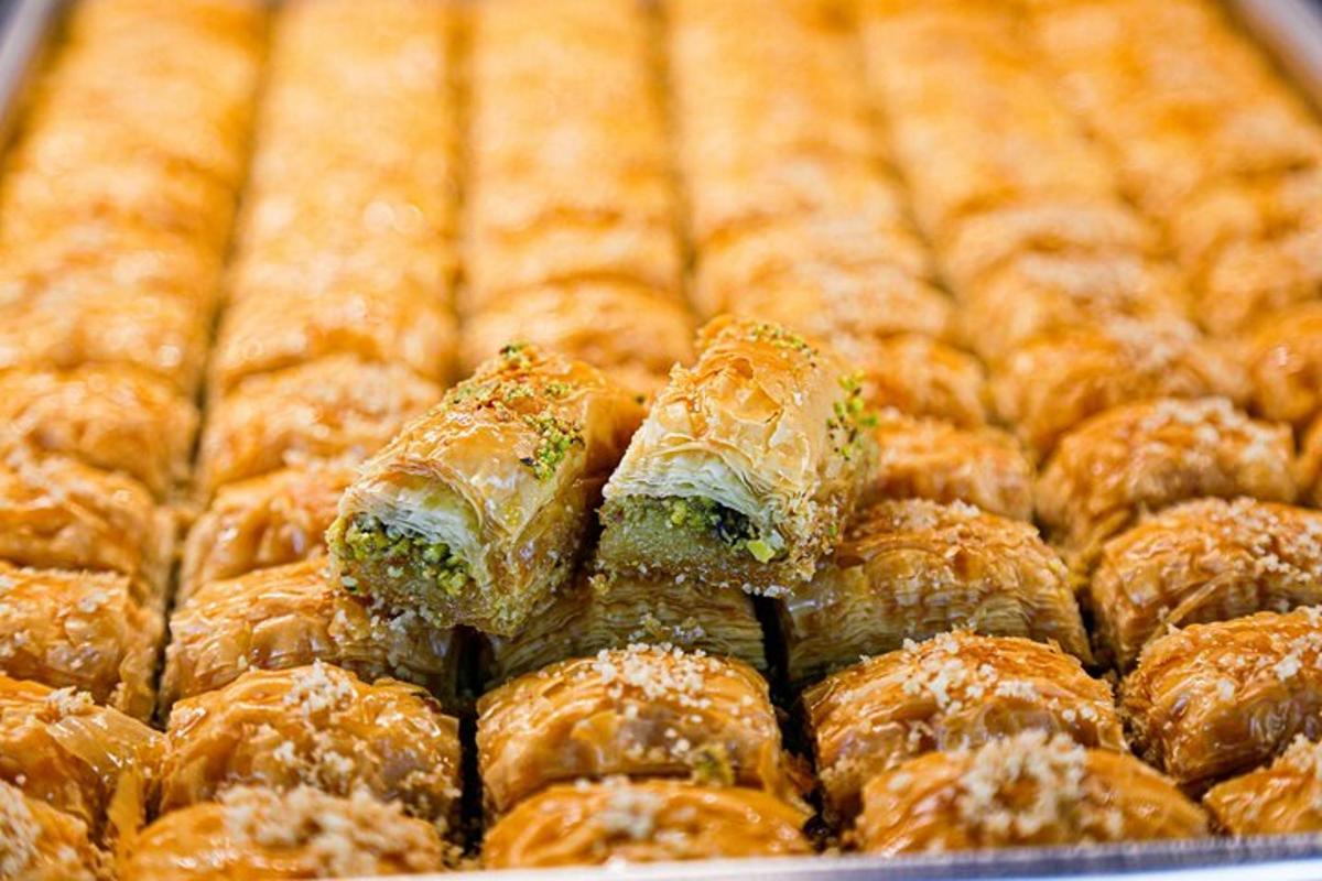 un mucchio di pasticcini in un vassoio in mostra
