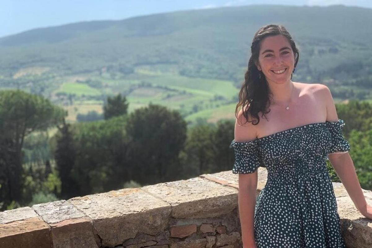 una dona amb un vestit dempeus a la paret