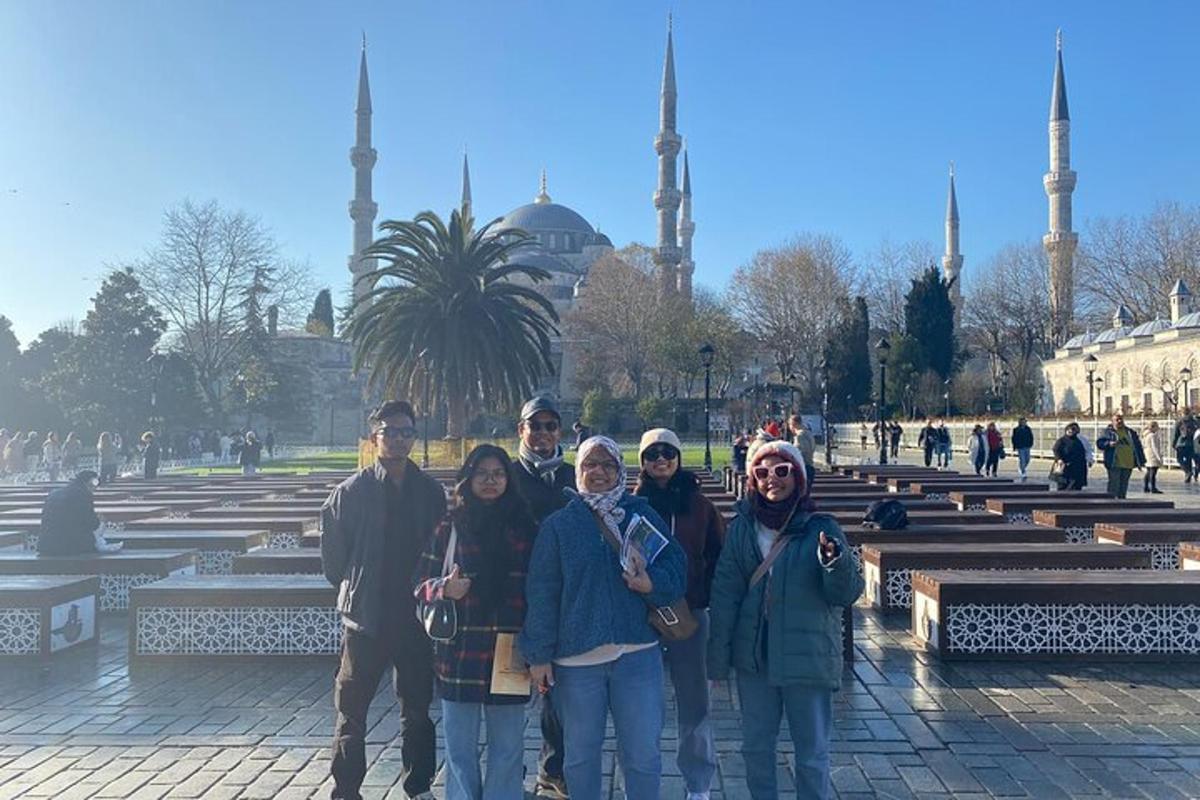 un grup de persones dempeus davant de la mesquita blava