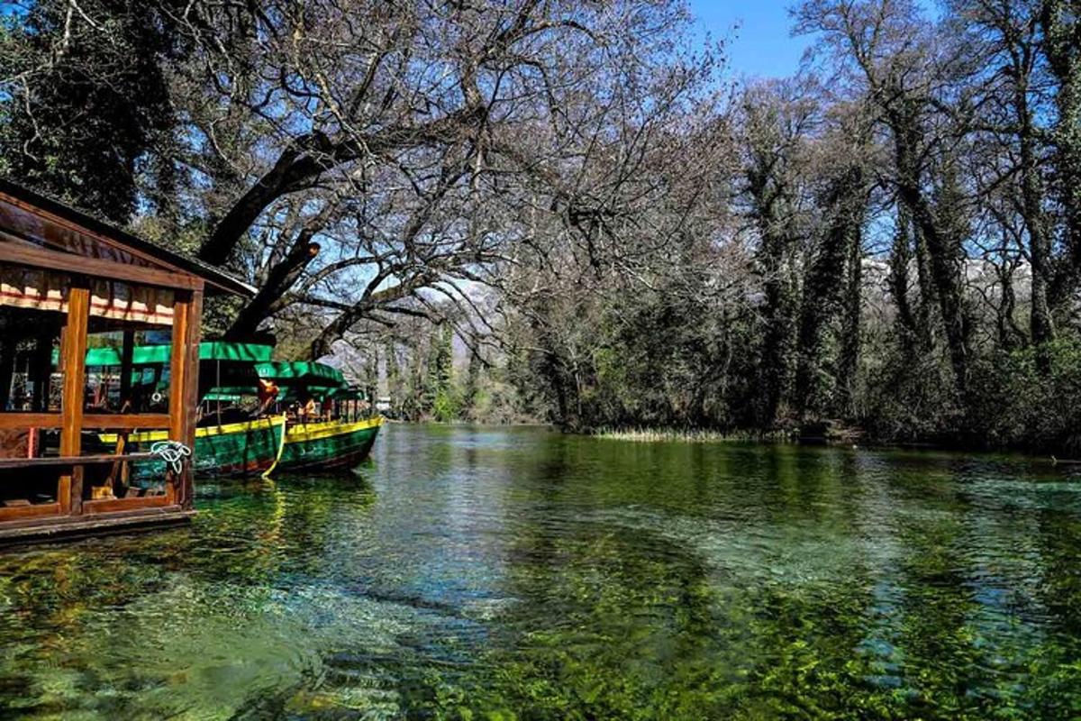 ein Fluss mit zwei Booten im Wasser mit Bäumen