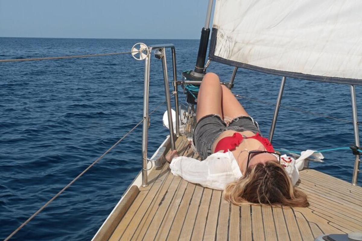 eine Frau, die auf dem Deck eines Bootes liegt
