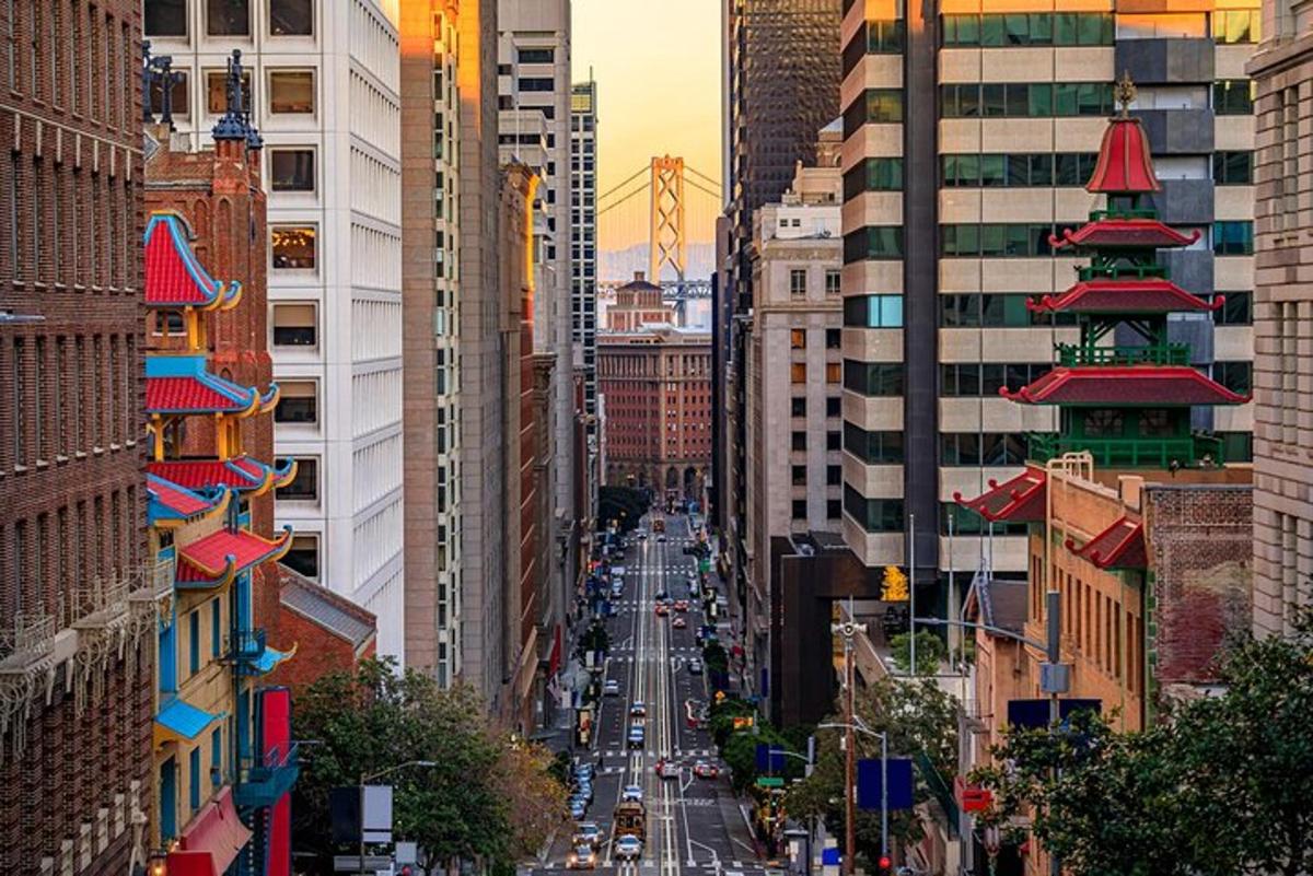 Una calle de la ciudad con coches en medio de los edificios.