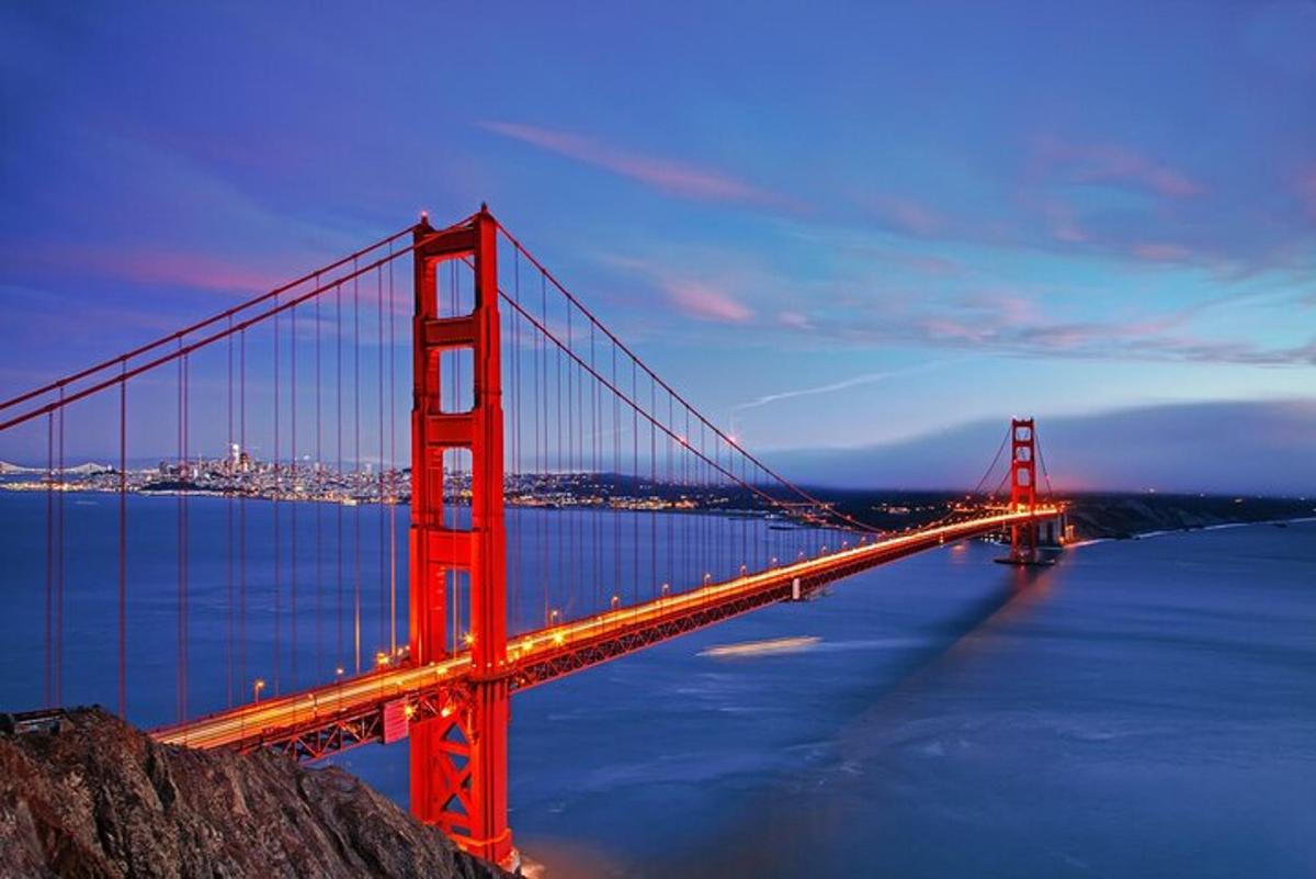 jembatan Golden Gate dengan kota di latar belakang
