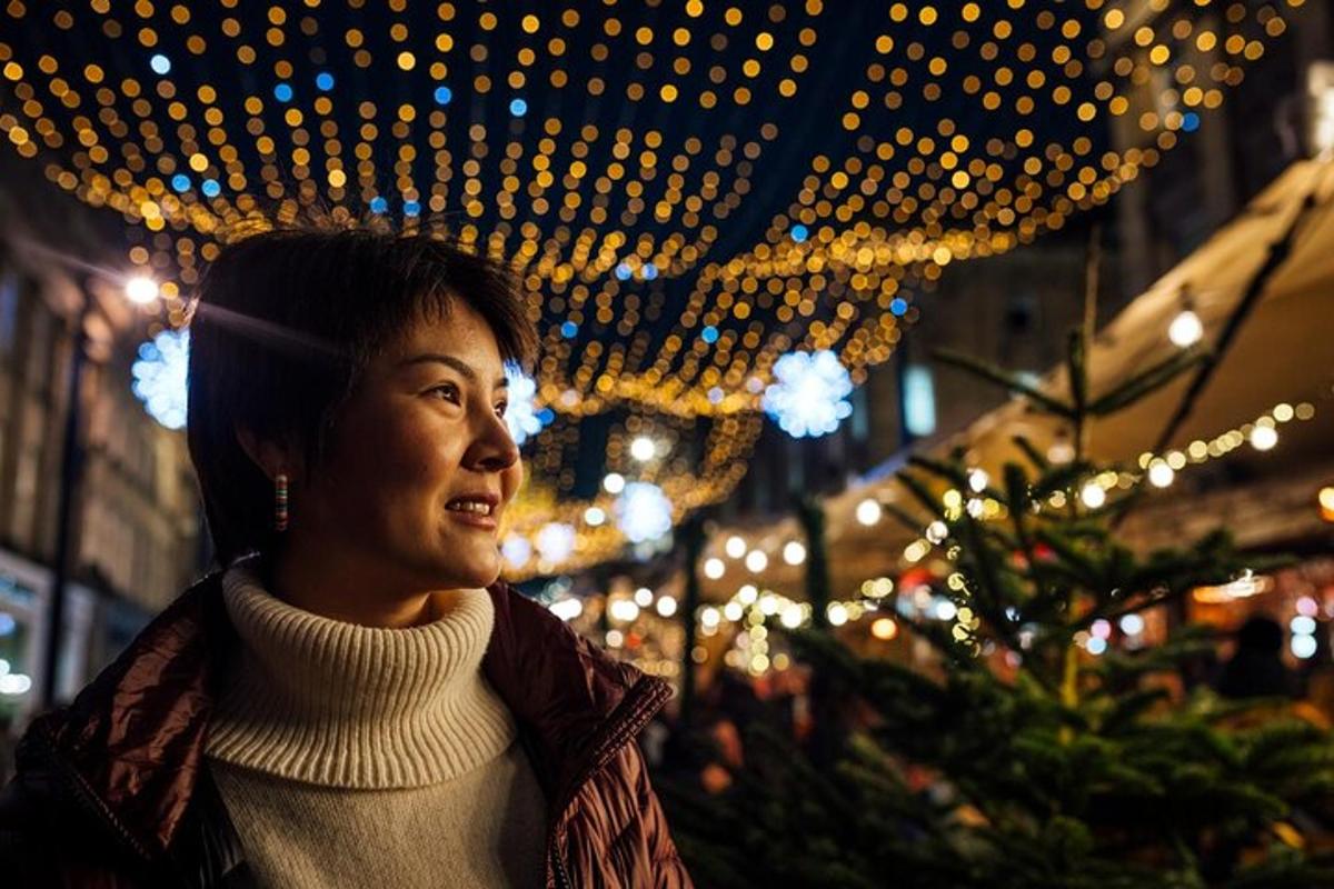 kona stendur fyrir framan jólamarkað