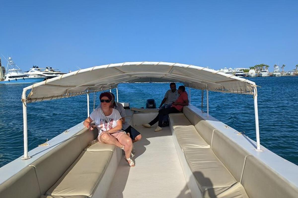 eine Frau, die auf dem Heck eines Bootes im Wasser sitzt