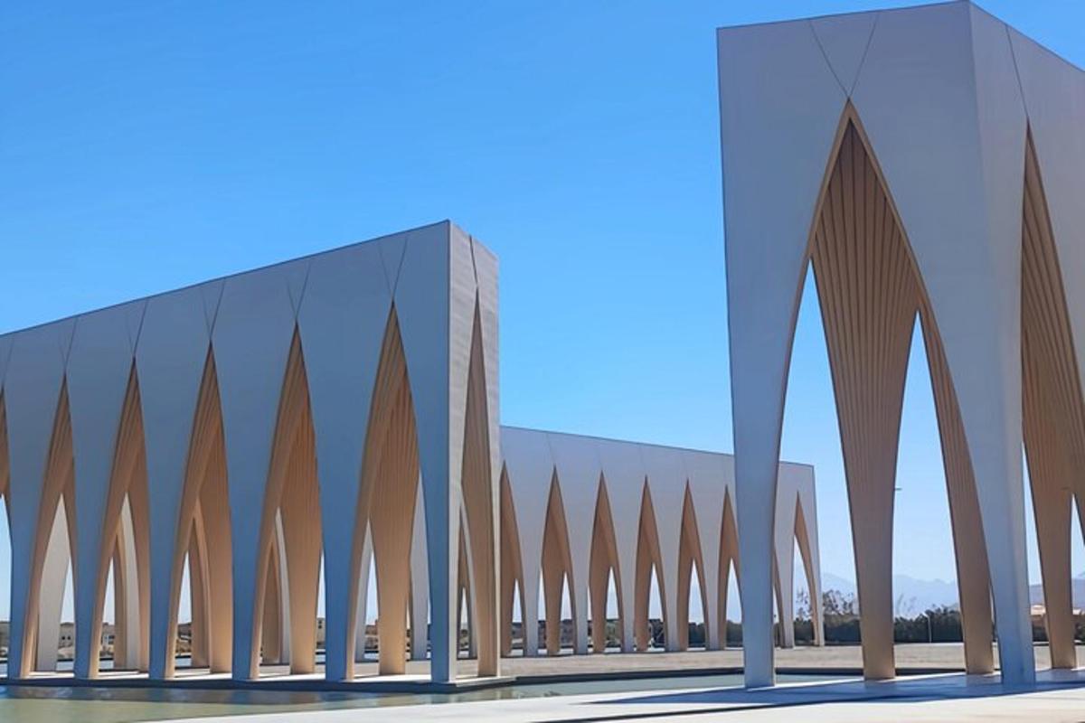 un rendering architettonico di un edificio con facciata in vetro