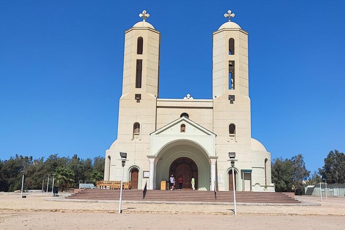 un grande edificio bianco con due torri in cima