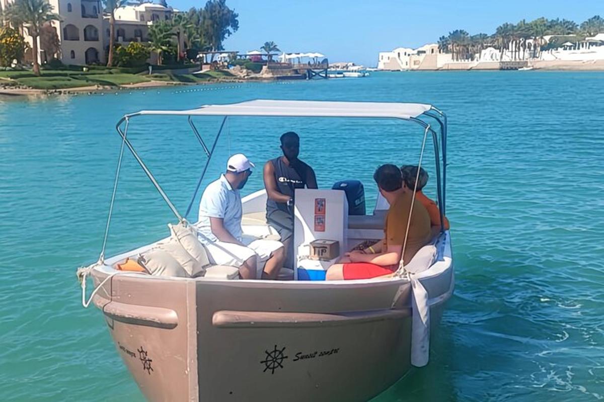 eine Gruppe von Menschen sitzt in einem Boot auf dem Wasser