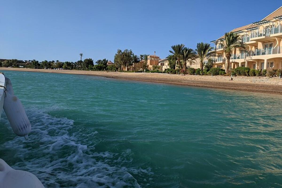 una barca in acqua vicino a una spiaggia