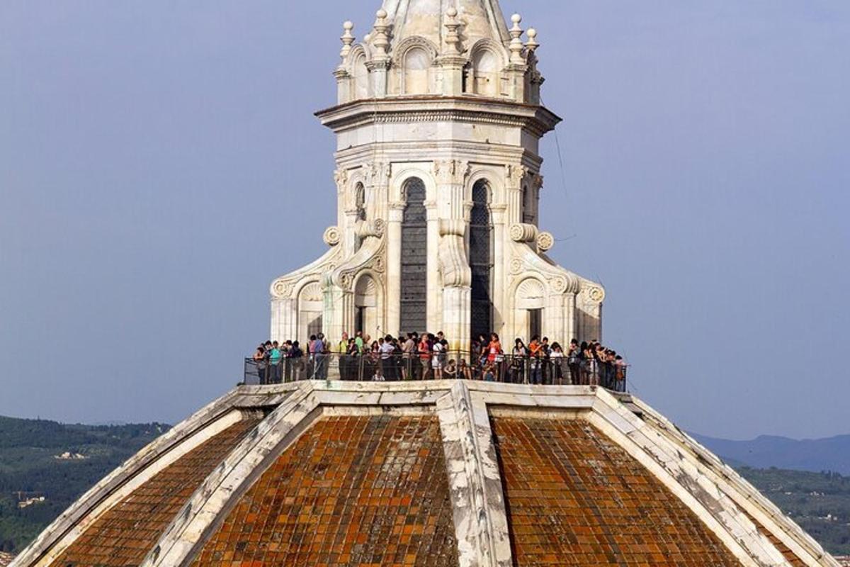 een groep mensen die bovenop een toren staat