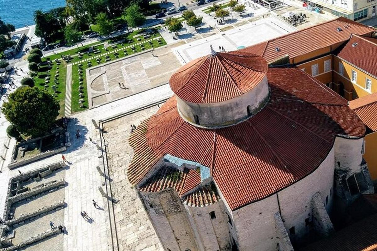 μια κάτοψη ενός κτιρίου με κόκκινη στέγη