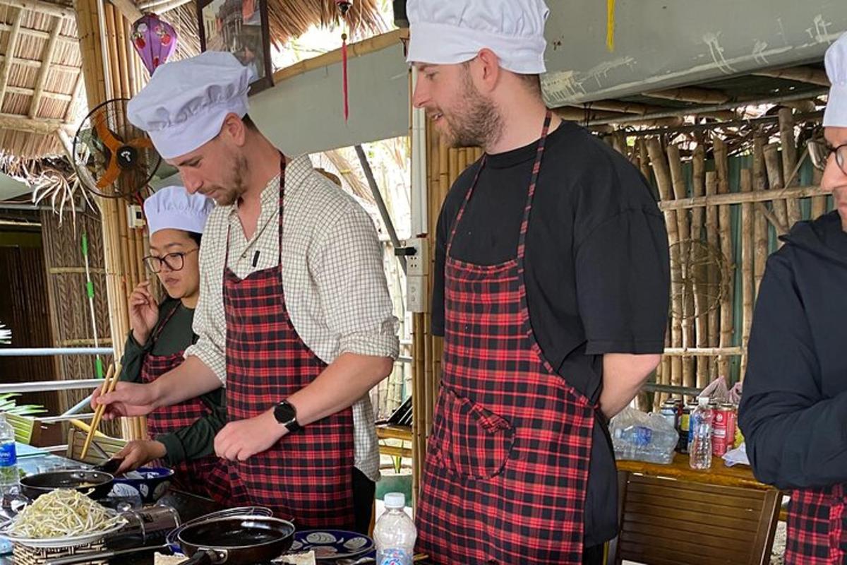 skupina kuharjev, ki pripravljajo hrano v kuhinji