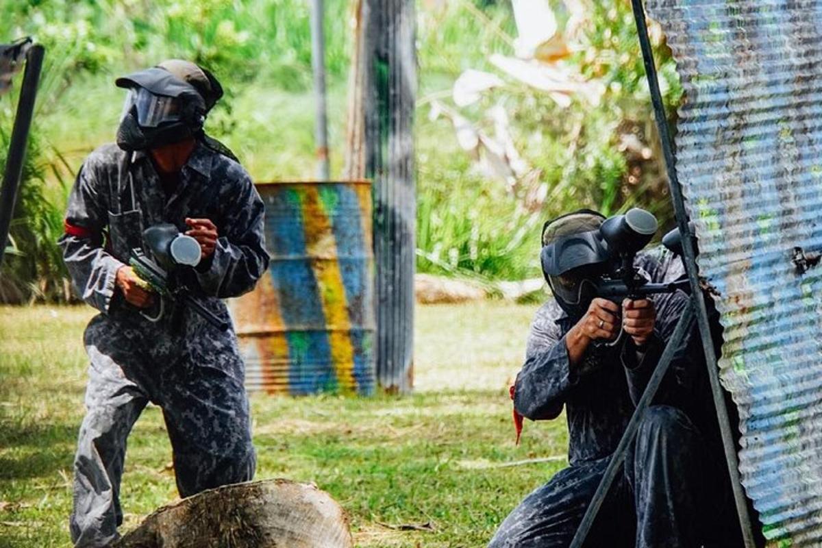 dos homes amb equipació militar fent fotos d'un arbre