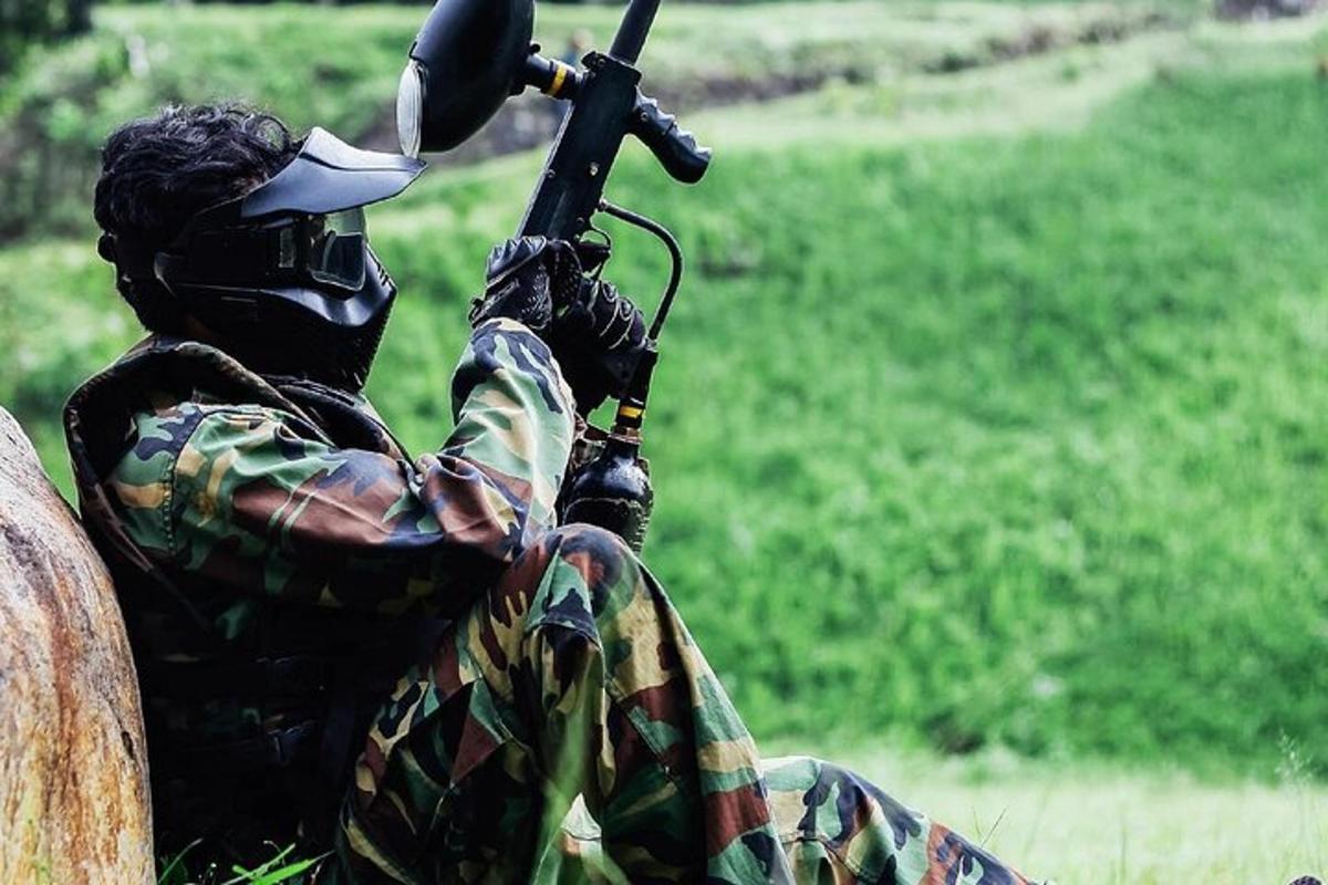socha muže s plynovou maskou sedícího v trávě