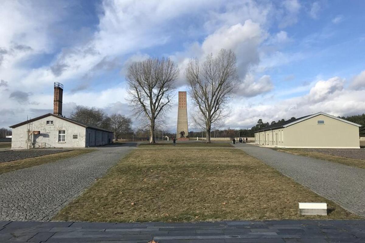 uma estrada vazia com um prédio e uma torre