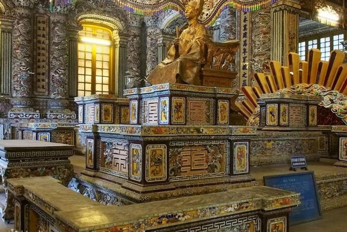 una grande stanza con una statua in un edificio